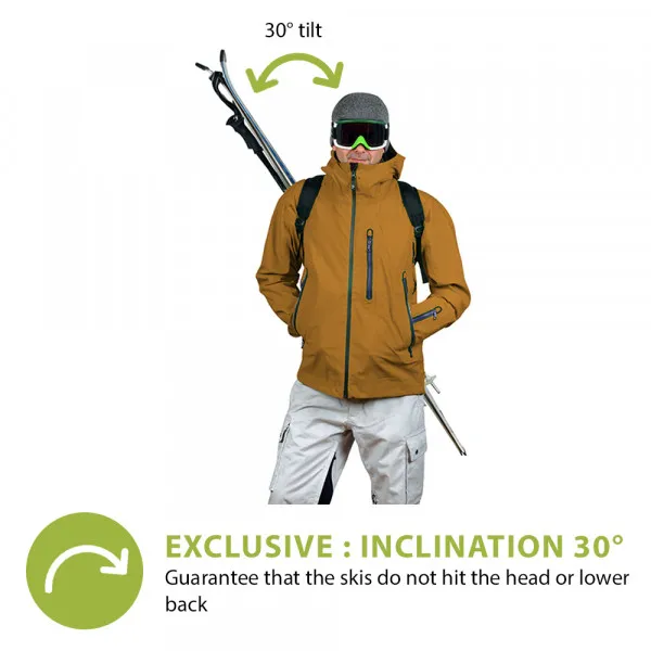 Homme avec lunettes de ski et skis sur le dos, grâce à Cordura Light Skiback à un angle de 30 degrés.