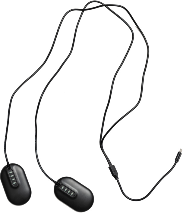 Beheizbare Sohlen Schwarz Zwei schwarze, beheizbare Sohlen mit Kabel und USB Stecker auf weißem Grund.