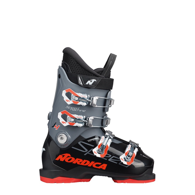 Nordica Speedmachine J 4 Skischuh, seitliche Ansicht. Schwarz, grau, mit vier Schnallen und roten Akzenten.