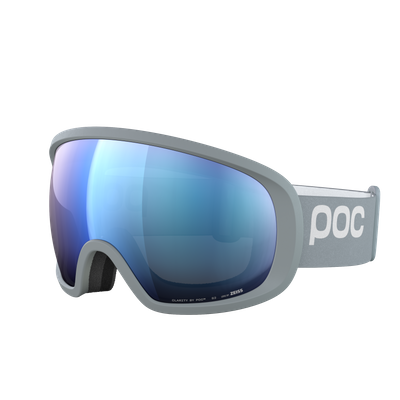 Graue Skibrille mit bläulicher, verspiegelter Linse und weißem POC-Logo am Band.