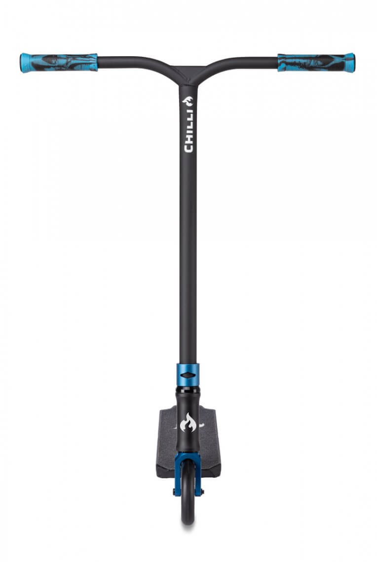 Vue de face du Chilli Pro Scooter Reaper Reloaded en noir et bleu, guidon avec poignées, pont et roue.