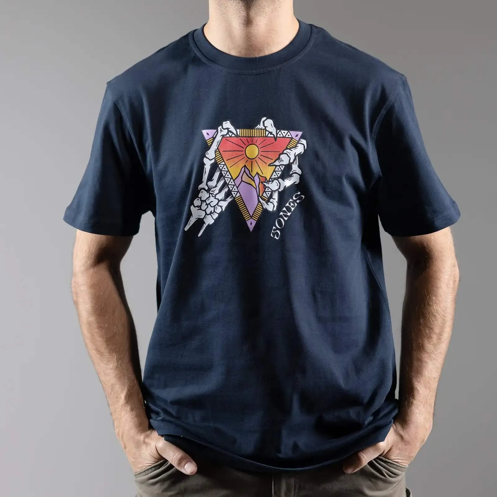T-shirt in cotone organico di Jones con grafica di montagne, sole e mani di scheletro.