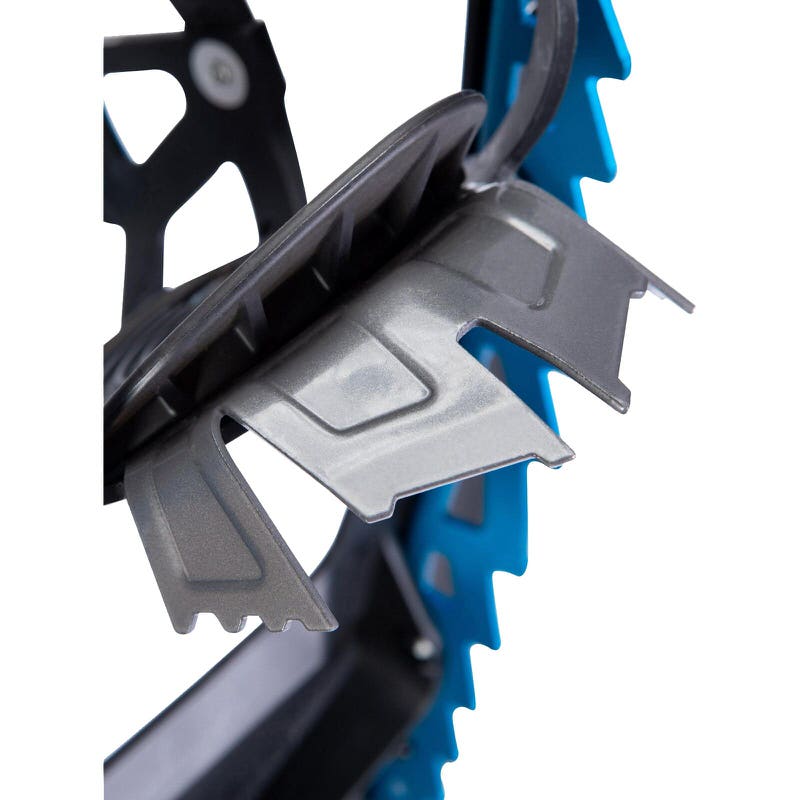 Detailansicht der Zacken eines schwarzen und blauen Atlas Helium MTN 23 Schneeschuhs.