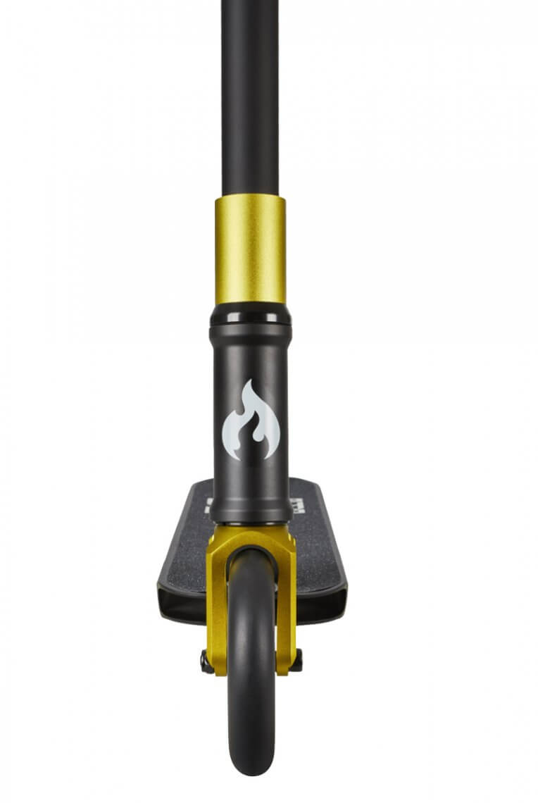 Detailansicht eines Chilli Pro Stunt Scooters: Schwarz-goldener Lenker mit Flammen-Logo über dem Vorderrad.