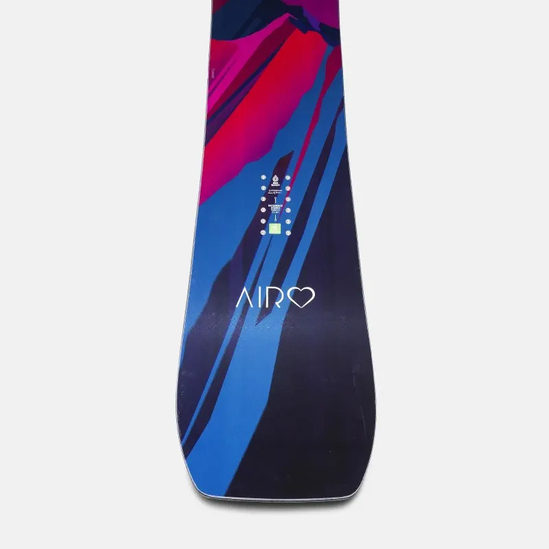 Vue détaillée du snowboard Jones Airheart 2.0 avec un design bleu et rouge et l'inscription "AIRO".