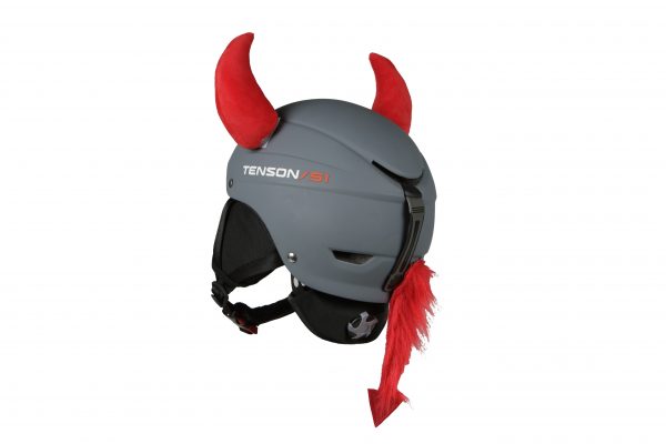 Grauer Skihelm mit roten Teufelshörnern und Teufelsschwanz, seitliche Ansicht.