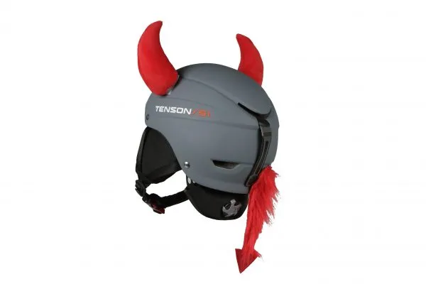 Grauer Skihelm mit roten Teufelshörnern und Teufelsschwanz, seitliche Ansicht.