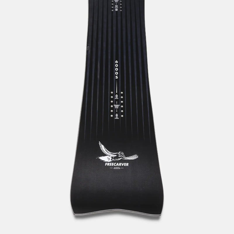 Freecarver Snowboard 6000s Schwarz-weißes Freecarver Snowboard mit Streifen und Vogelgrafik. Schriftzug Freecarver 6000s.