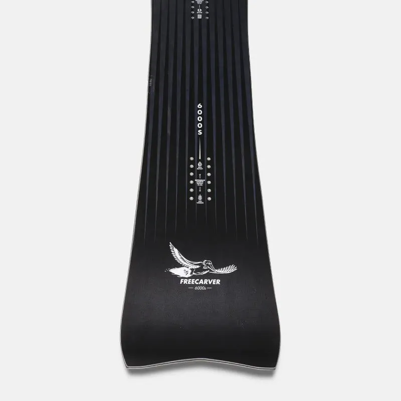 Schwarz-weißes Freecarver Snowboard mit Streifen und Vogelgrafik. Schriftzug Freecarver 6000s.