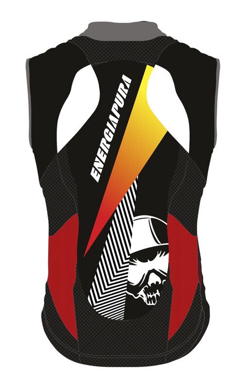 Rückenansicht des Gilet Protector Marcel Hirscher, schwarz mit Totenkopf, "Energiapura" Schriftzug, rot-gelbem Dreieck.