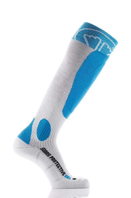 Schutzsocke mit Gel Eine weiße, knielange Socke mit blauen Akzenten für Schienbein- und Knöchelschutz. "Protective Gel" ist aufgedruckt.