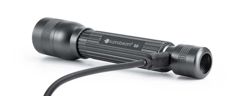 Dunkelgraue Suprabeam Q2r Taschenlampe Dunkelgraue Suprabeam Q2r LED-Taschenlampe, liegend, mit Micro-USB Kabel zum Aufladen verbunden.