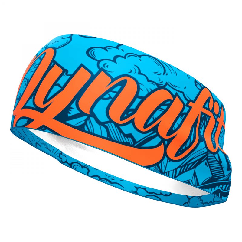 Bandeau bleu clair avec l'inscription orange Dynafit et des dessins abstraits de montagnes et de nuages.