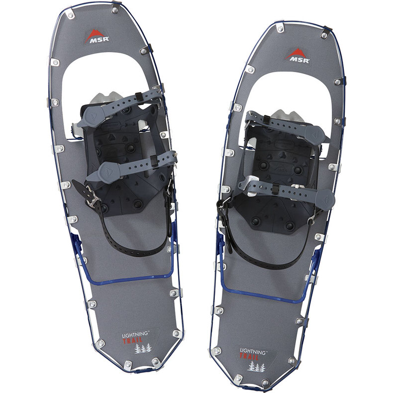 Zwei graue MSR Lightning Trail Schneeschuhe mit blauen Akzenten und grauen Bindungen stehen aufrecht nebeneinander.