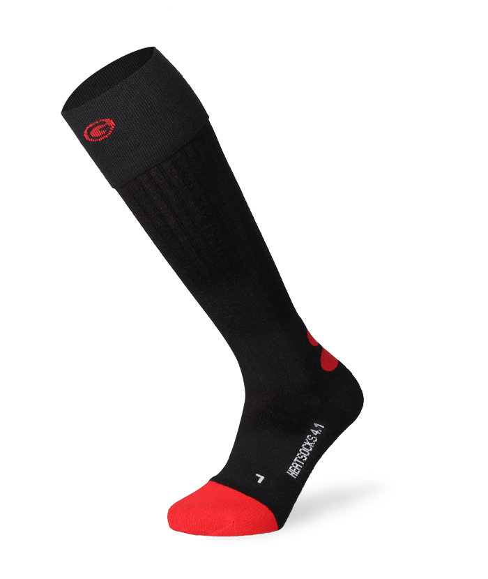 Eine lange, schwarze Socke mit roter Zehenkappe steht aufrecht, leicht gebogen. Am Schaft ist ein Logo.