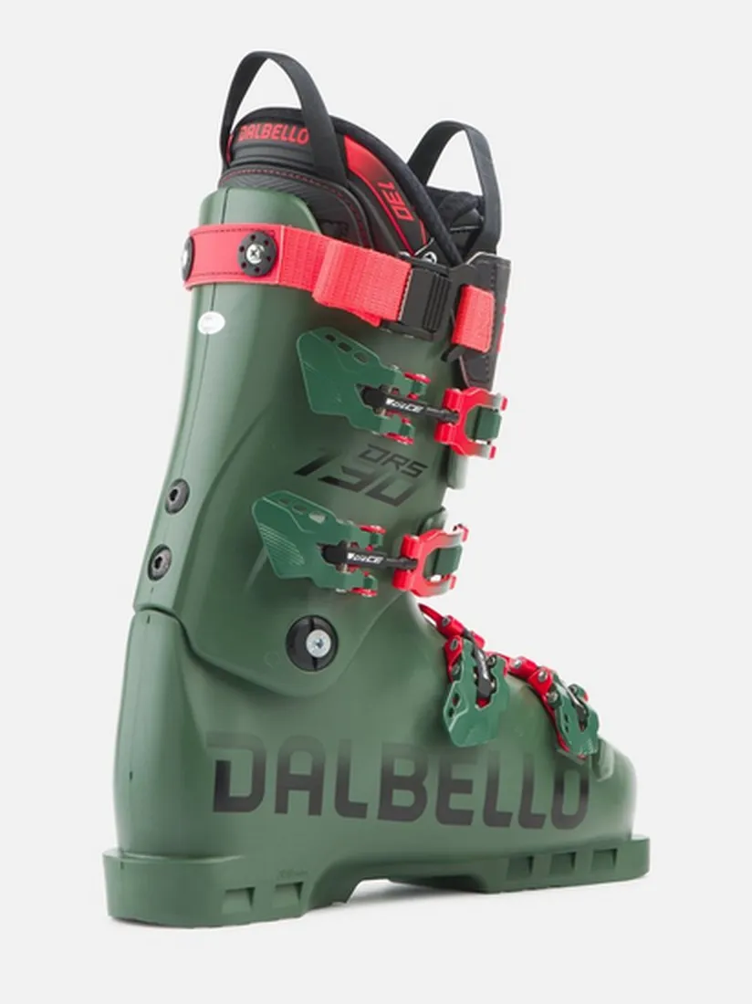 Chaussure de ski verte avec boucles et lanières rouges, écriture noire "DALBELLO" sur le côté.