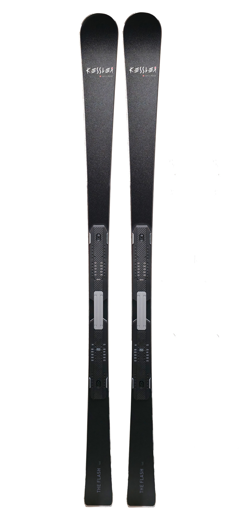 Zwei schwarze Ski der Marke Kessler stehen vertikal und parallel zueinander vor einem weißen Hintergrund.