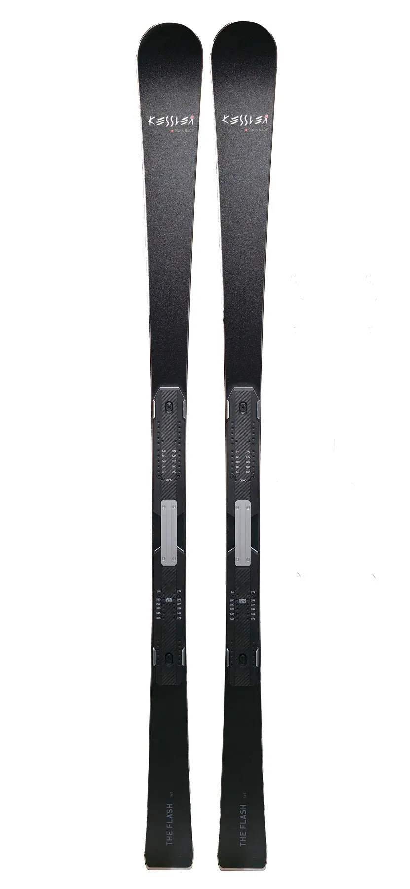 Zwei schwarze Ski der Marke Kessler stehen vertikal und parallel zueinander vor einem weißen Hintergrund.