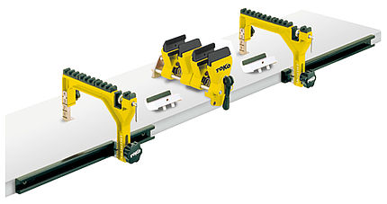 Gelbe Ski Vise Double Ski Fixation Device mit schwarzen Details auf weißer Oberfläche.