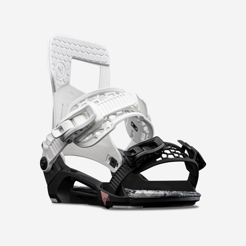 Schrägansicht einer Nidecker Kaon-W Snowboardbindung in Weiß und Schwarz, mit detaillierten Riemen und Highback-Design.