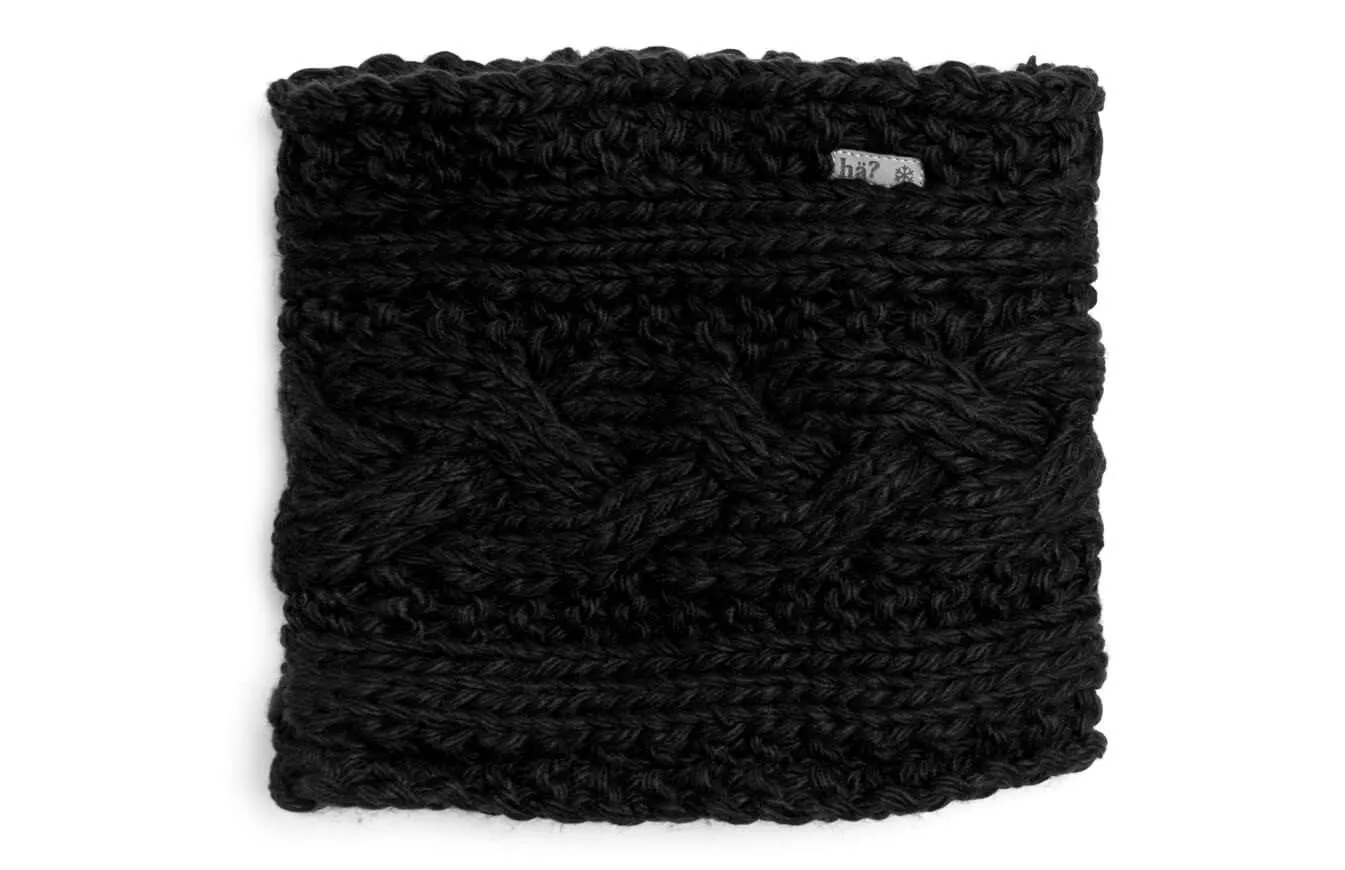Schwarzer, gestrickter Stroller Neckwarmer mit Zopfmuster und kleinem, hellem Logo-Patch oben rechts.