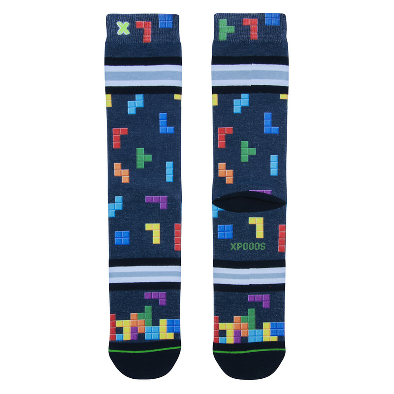 Blau gemusterte XPOOOS Game Socken mit bunten Tetris-Spielsteinen und Streifen.