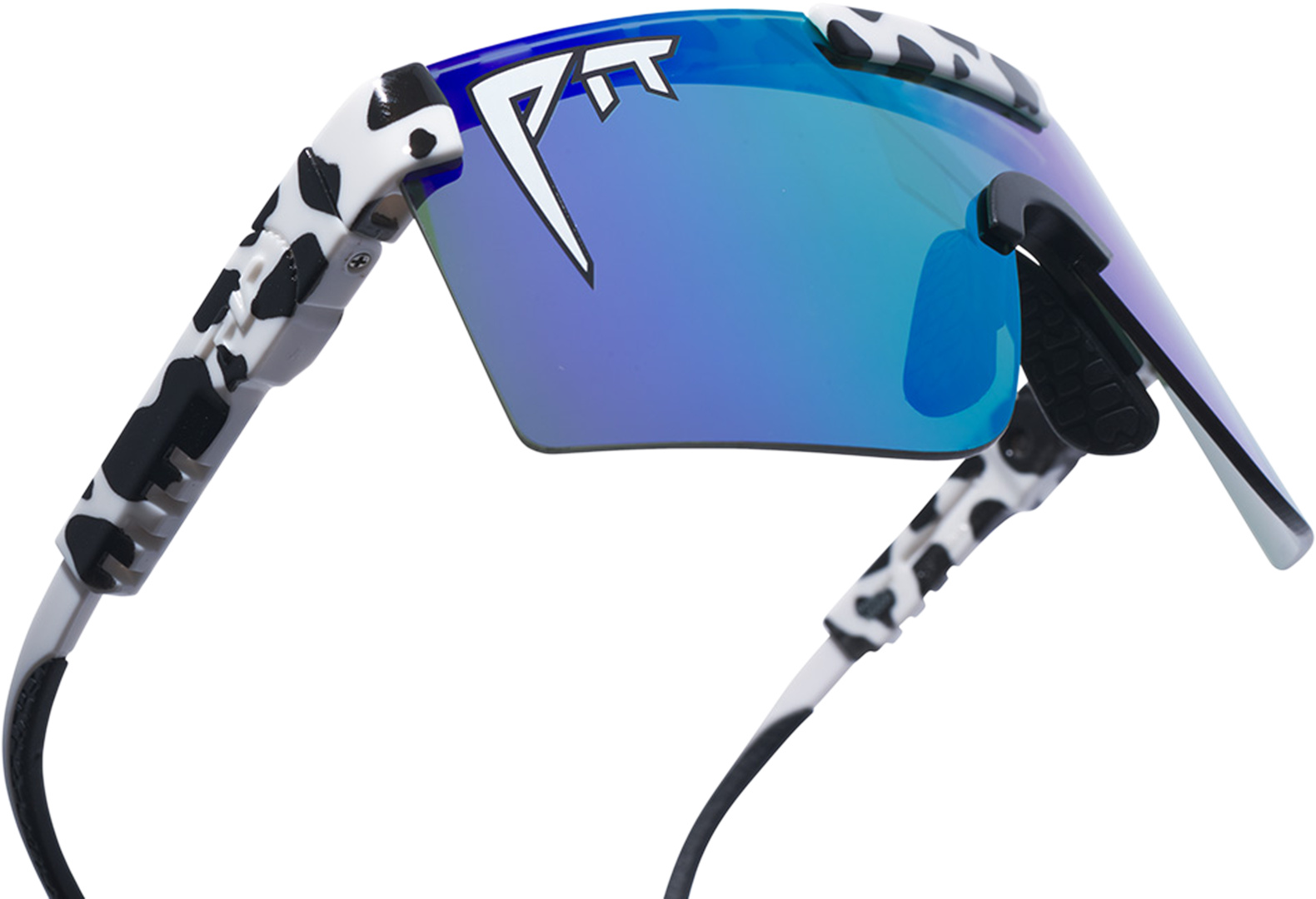 Sonnenbrille mit blauen Gläsern und weißem Gestell mit schwarzem Kuhmuster vor einem weißen Hintergrund.
