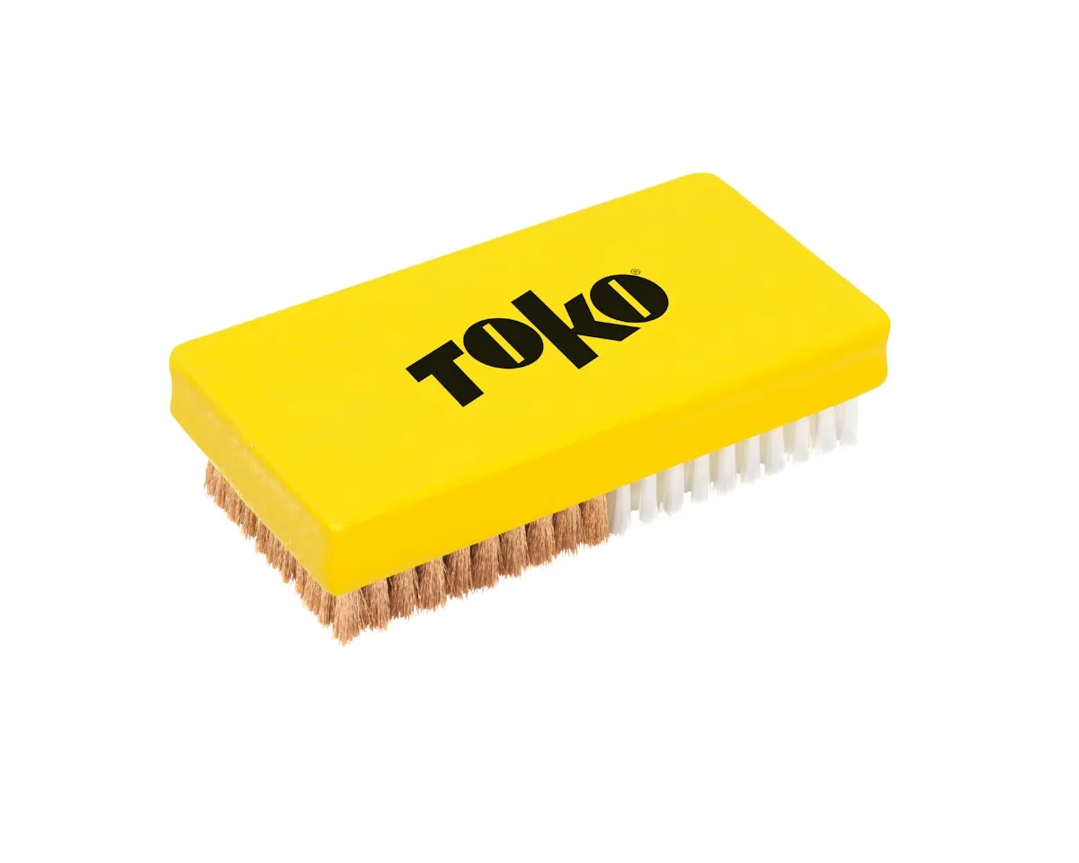 Pennello base giallo Toko Combi con setole in rame e nylon. Le setole sono divise in due metà.