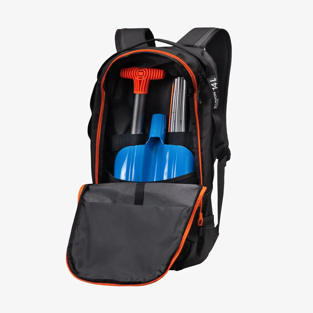 Schwarzer Union Resort Pack 14L Rucksack, offen, mit Lawinenausrüstung (Schaufel, Sonde, Spaten) im Inneren. Orangefarbene Akzente.