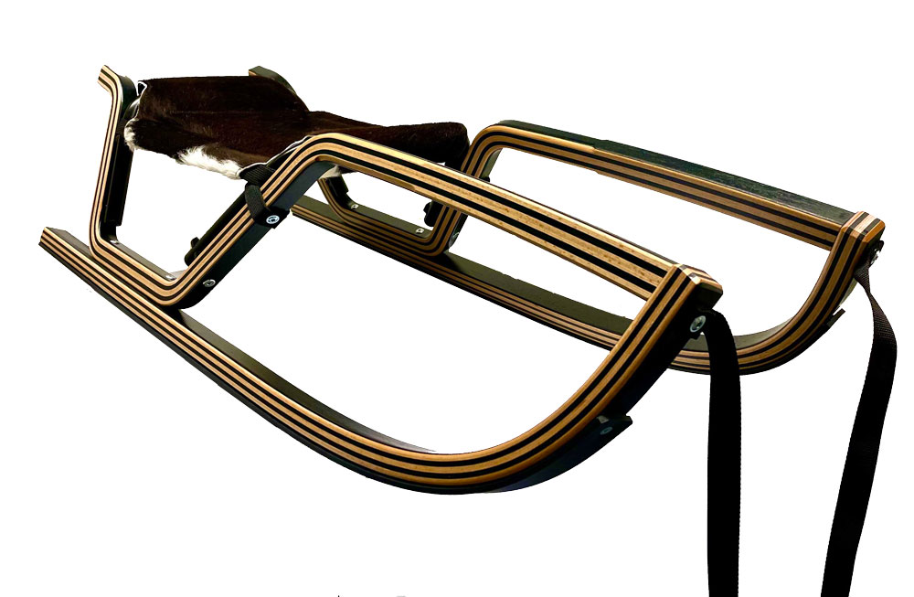 Luge "FUR HAWK" : châssis en bois foncé avec siège en fourrure claire. Aspect luxueux grâce à la combinaison de bois et au siège unique en peau de vache.