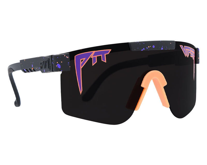 Schwarze Pit Viper Sonnenbrille "The Naples Polarized" mit lila Logos und orangefarbener Nasenbrücke in Seitenansicht.
