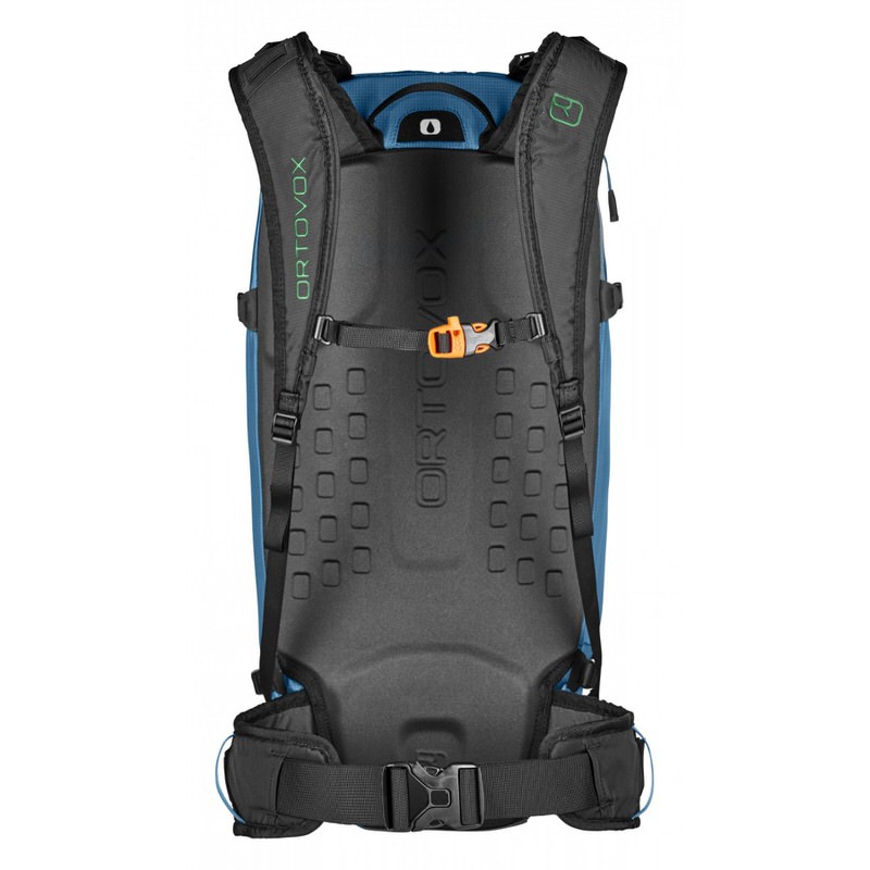 Bleu Ortovox Ascent 32 Vue arrière du sac à dos bleu Ortovox Ascent 32 avec système de portage noir et détail orange.