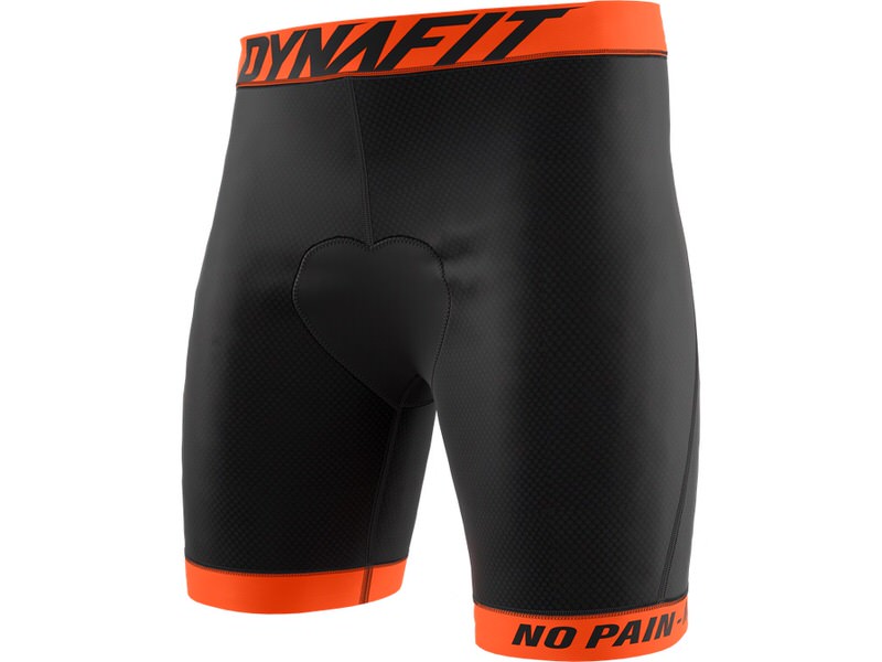 Short noir Dynafit Ride Padded Under avec ceinture et bas de jambe orange, rembourrage à l'entrejambe. Inscription "No Pain".