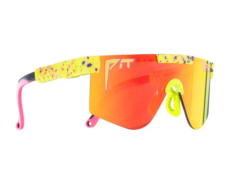 Occhiali da sole XS 1993 in colore neon con lenti arancioni, aste gialle e dettagli rosa.