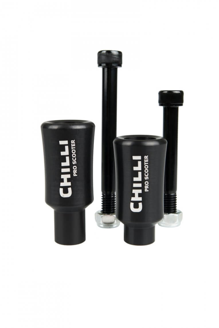 Zwei schwarze Chilli Pro Scooter Pegs mit Achsen und Muttern, seitliche Ansicht. Aufdruck "Chilli Pro Scooter".