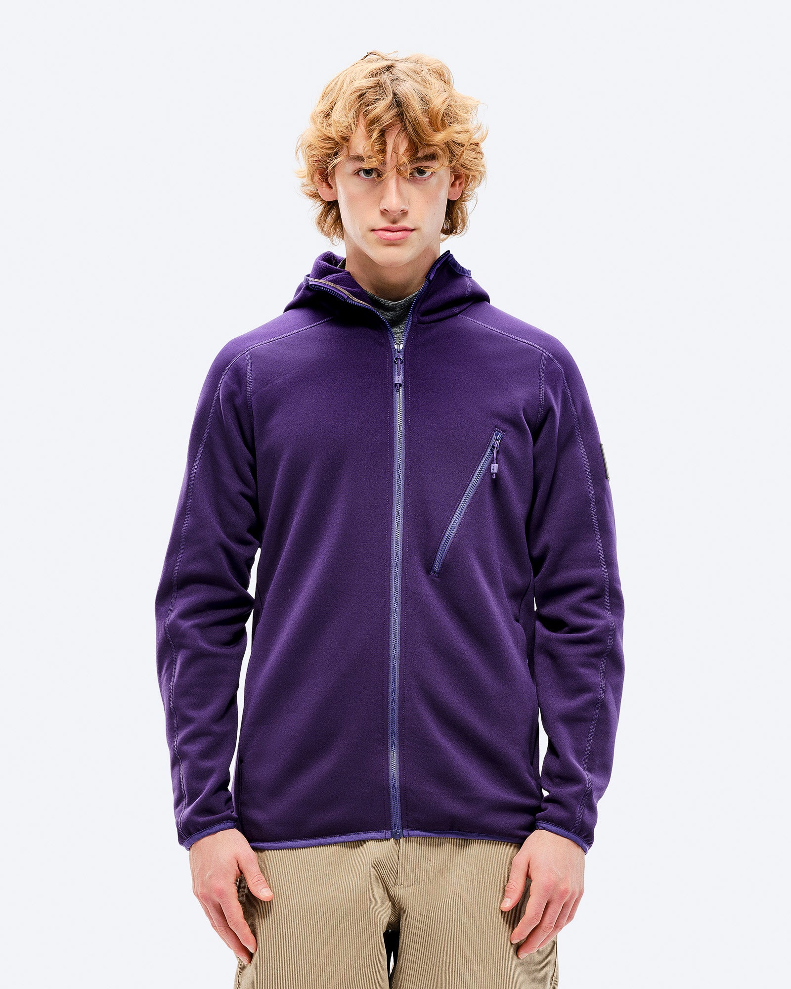 Sweat à capuche Tech Fleece violet Un homme porte un sweat à capuche M-7 Tech Fleece violet avec une fermeture éclair.
