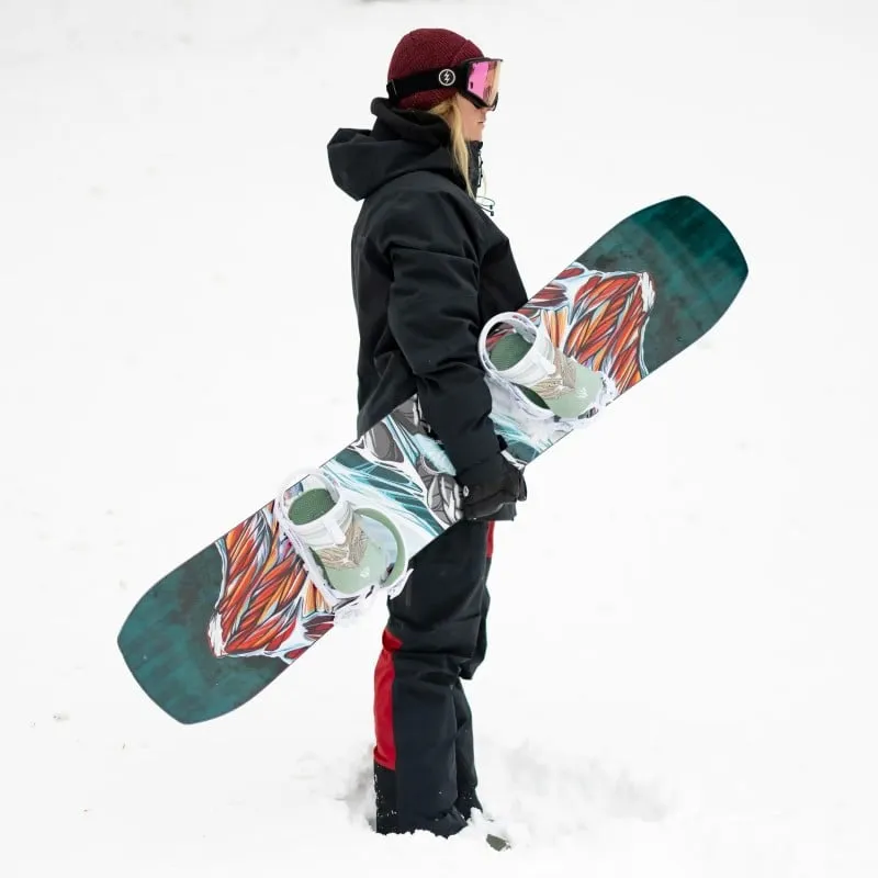 Frau mit Snowboard Twin Sister im Schnee. Sie trägt Winterkleidung und Skibrille.