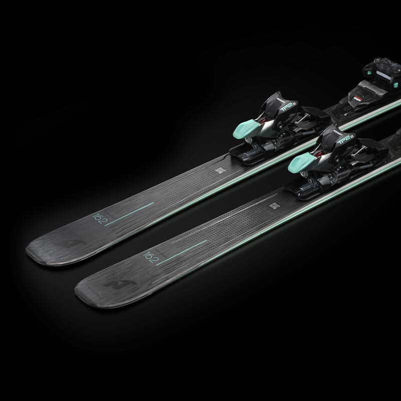 Zwei Nordica Belle DC 72 Ski diagonal, mit Bindung, auf schwarzem Grund.