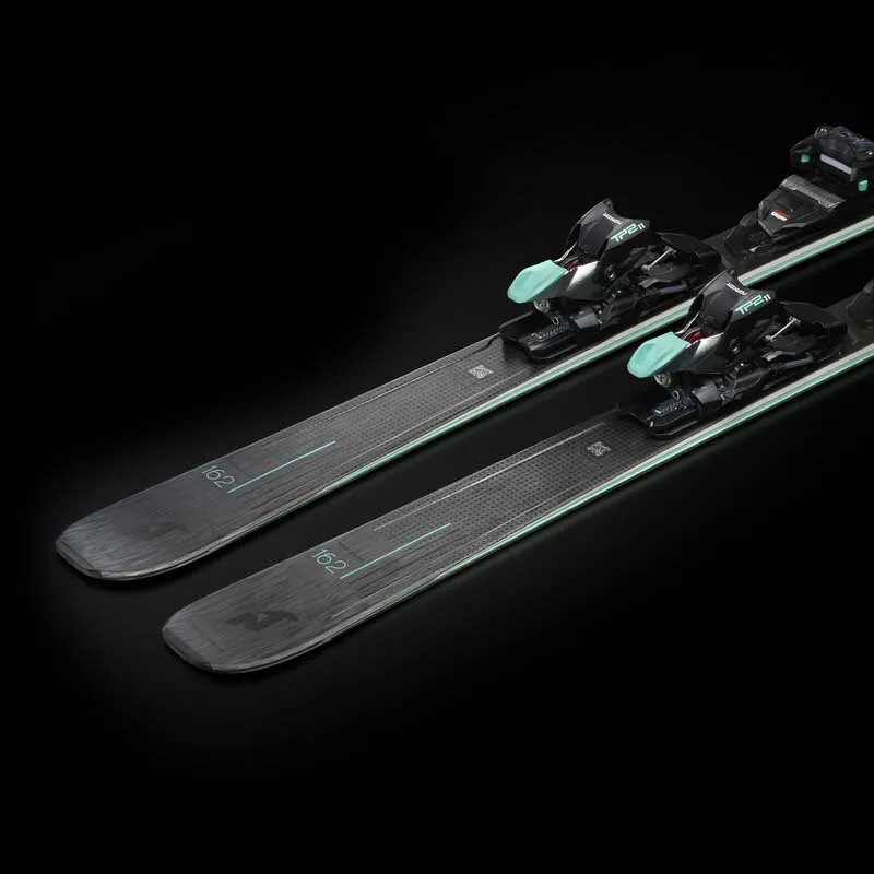 Zwei Nordica Belle DC 72 Ski diagonal, mit Bindung, auf schwarzem Grund.