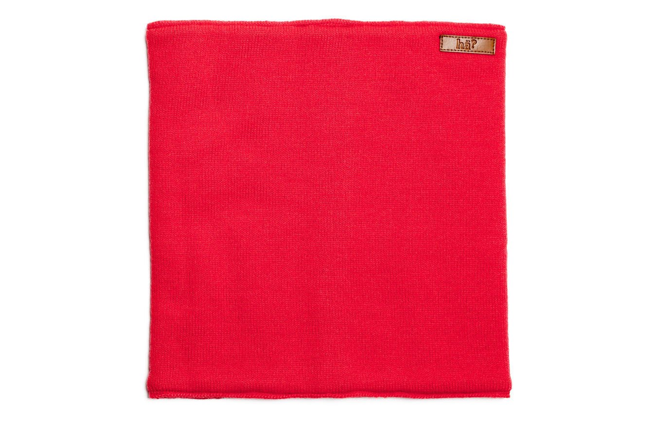 Roter, gestrickter Neckwarmer Roter, rechteckiger, gestrickter Neckwarmer mit kleinem Lederpatch in der oberen, rechten Ecke.
