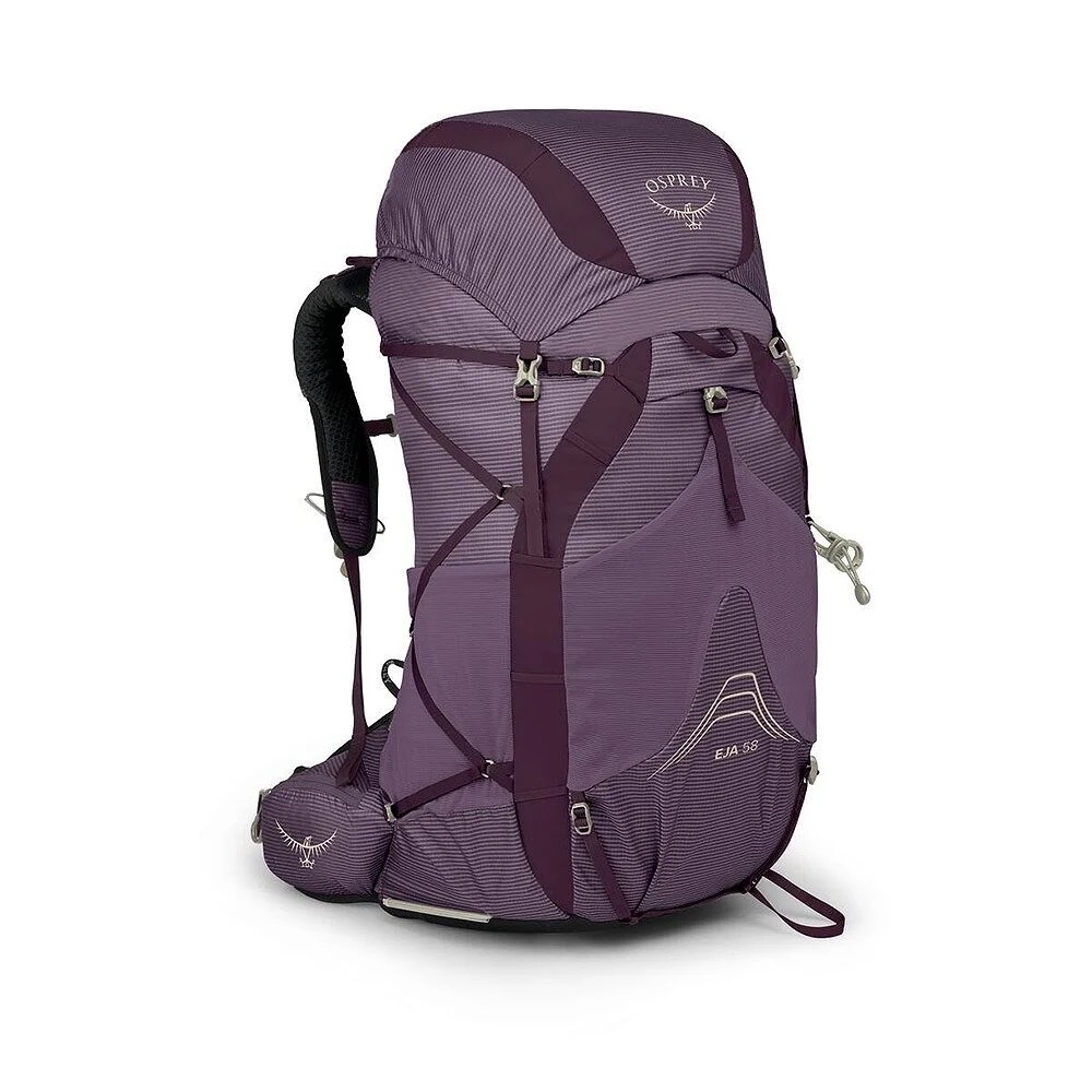 Dunkelvioletter Osprey Eja 58 Wanderrucksack, aufrecht vor weißem Hintergrund. Modernes Design mit horizontalem Streifenmuster vorn und an den Seitentaschen. Gepolsterte Schultergurte, Kompressionsriemen, Schnallen, Netzfach vorn, Osprey-Logo.