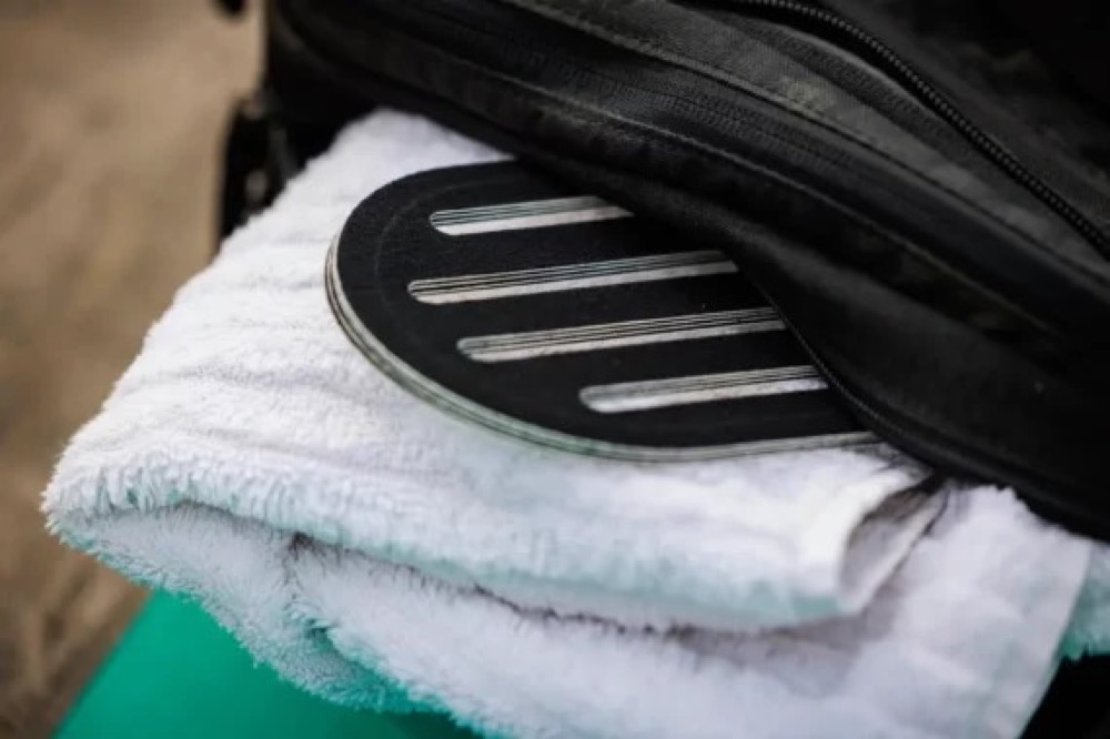 Vorgeschnittenes Recovery Patch auf gefaltetem, weißem Handtuch und einer schwarzen Tasche.