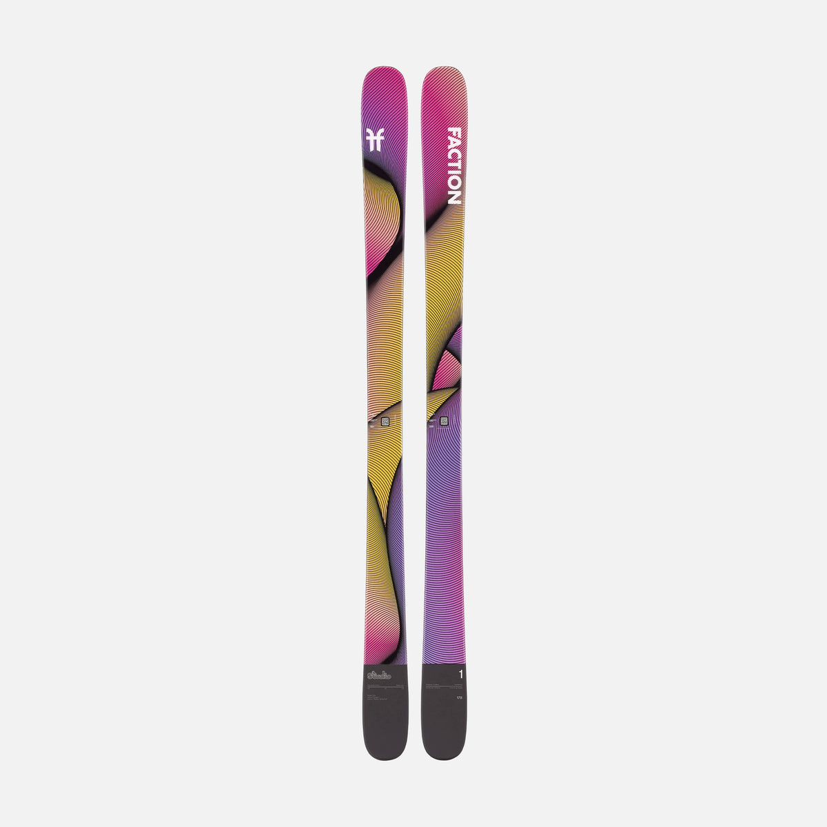 Zwei Ski mit abstrakten, farbigen Designs in Gelb, Pink und Lila, die vertikal ausgerichtet auf weißem Grund liegen.