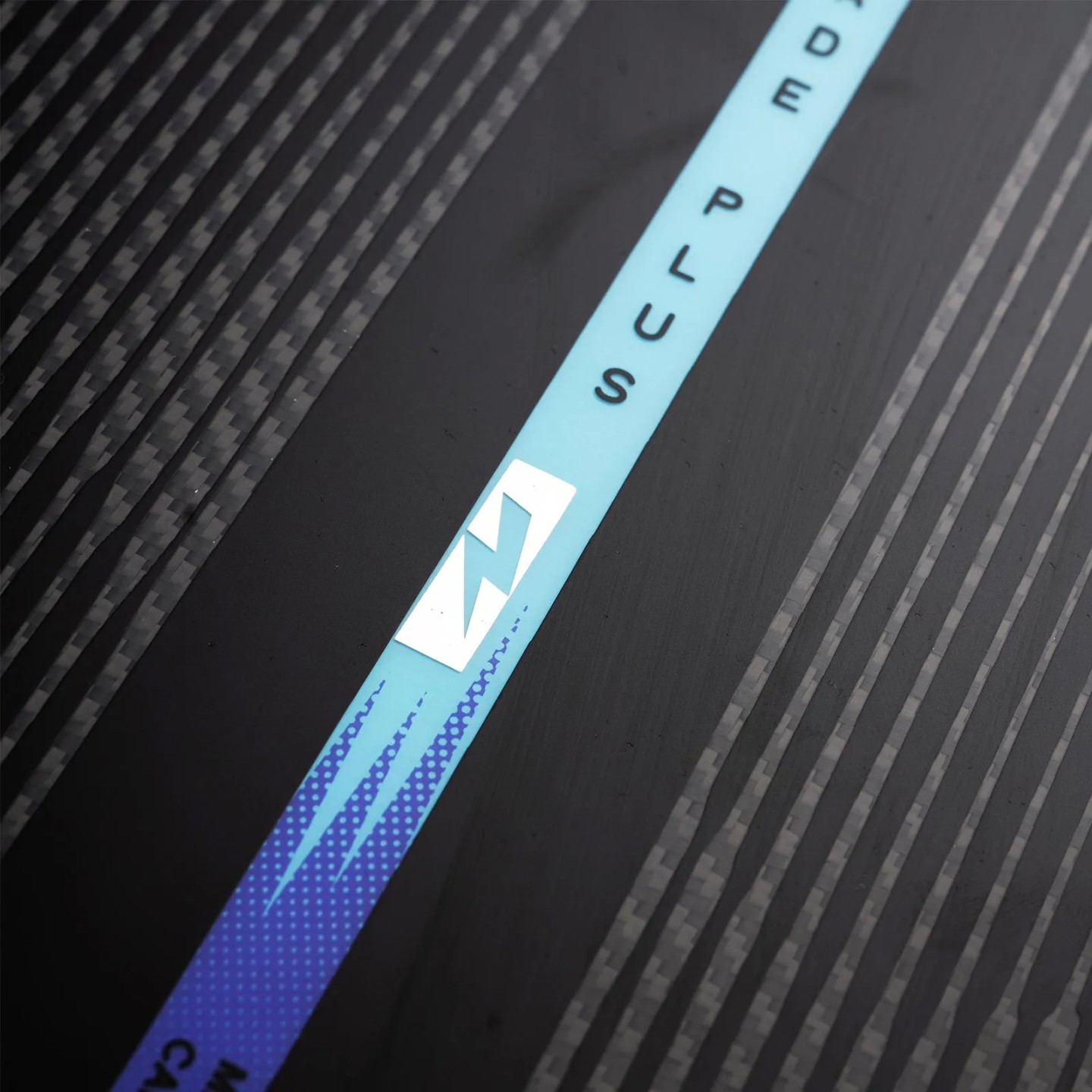 Nidecker Blade Plus Detail Detailansicht des Nidecker Blade Plus Snowboards mit Fokus auf Designelemente und Materialbeschaffenheit.