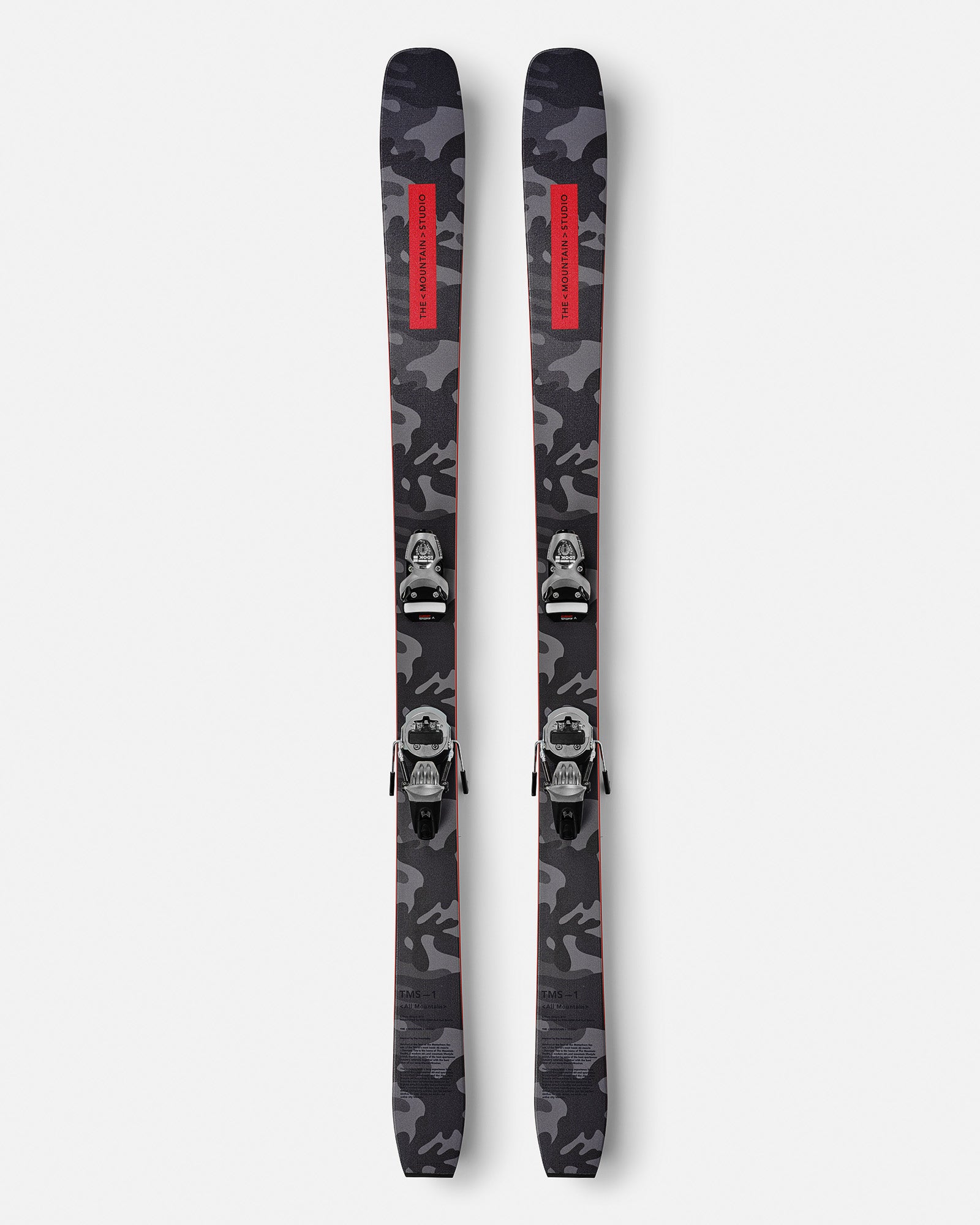 Zwei W3 Van Deer Ski mit Camouflage-Muster und montierter Look Pivot Bindung auf weißem Grund.