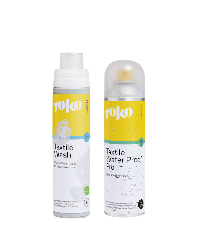 Zwei gelbliche Flaschen von Toko Textilpflegeprodukten, links Waschmittel, rechts Imprägnierspray, beide vor weißem Hintergrund.