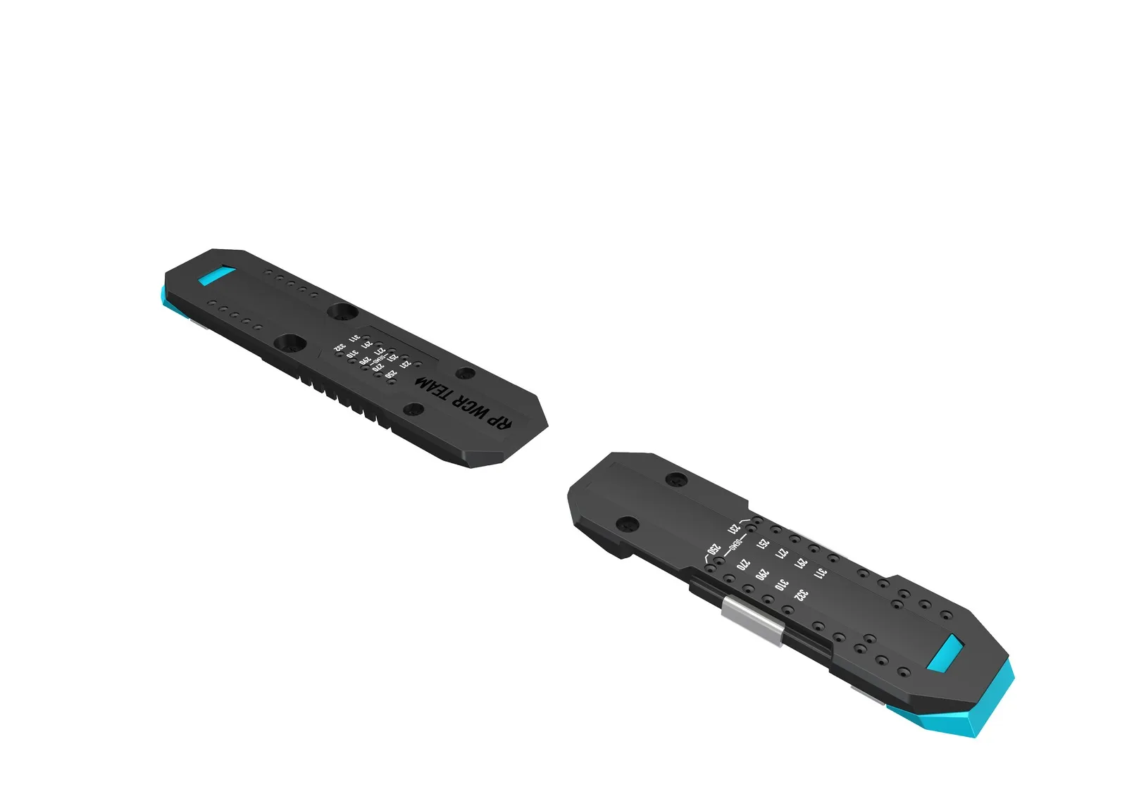 Deux plaques de mesure noires avec des extrémités turquoises sont posées en biais sur une surface blanche, l'une avec des chiffres et un texte.