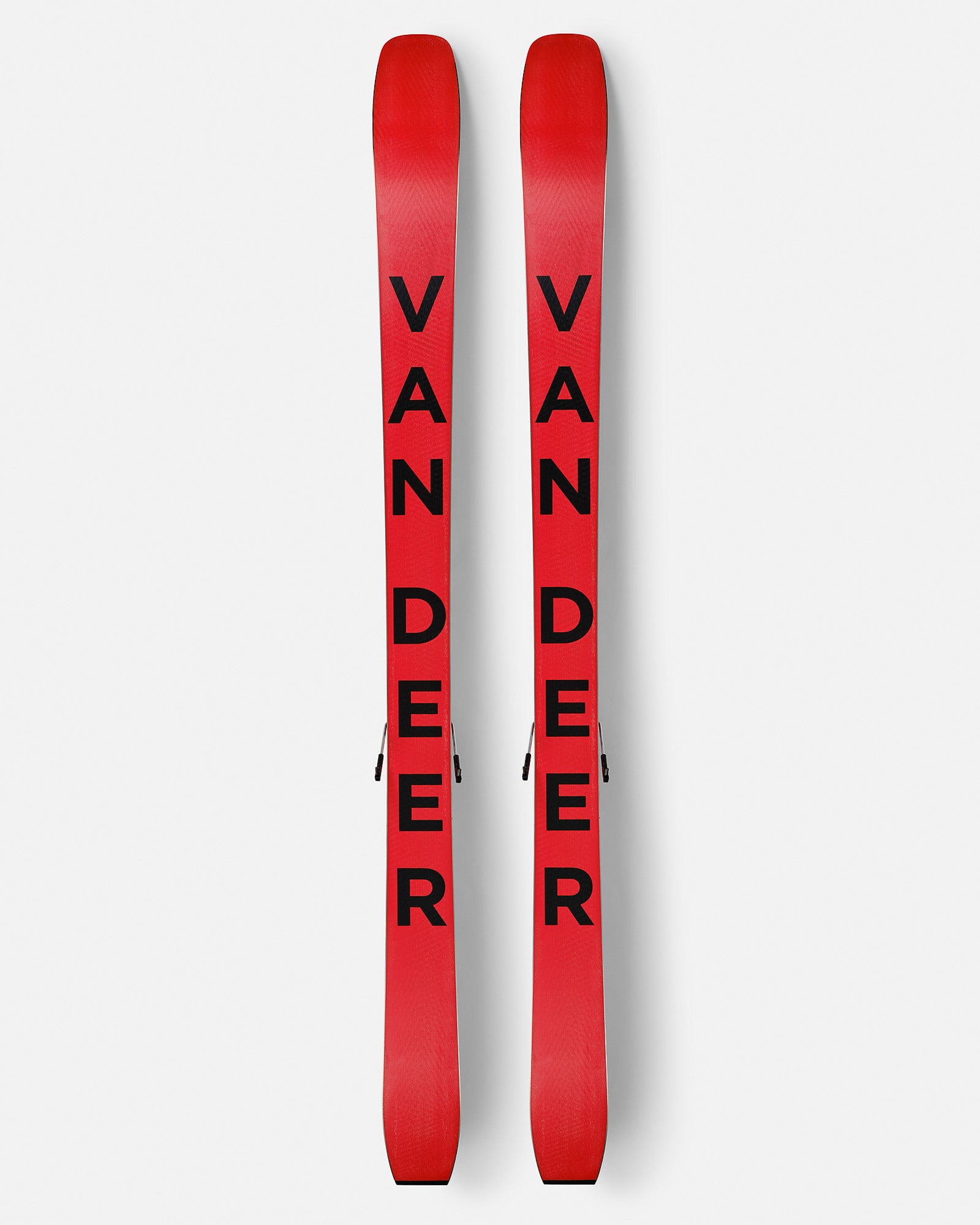 Rote W3 Van Deer Skier Zwei rote W3 Van Deer Ski mit schwarzer Aufschrift, auf weißem Hintergrund.