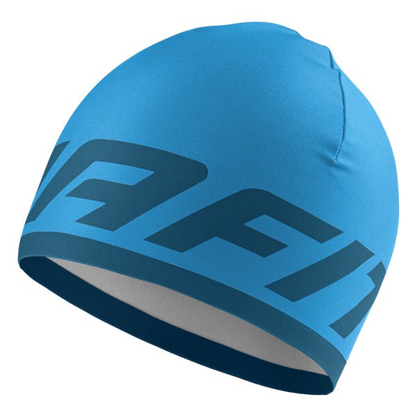 Hellblaue Dynafit Performance Beanie mit dunklerem Dynafit-Logo. Die Mütze ist leicht und für sportliche Aktivitäten geeignet.