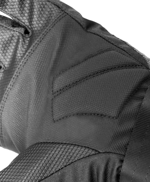 Nahaufnahme einer schwarzen, strukturierten Handschuhoberfläche mit verstärkten, gesteppten Bereichen.